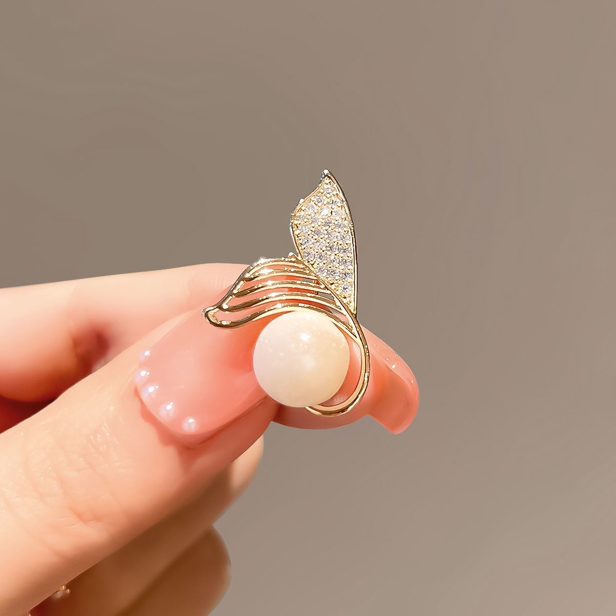 Broche exquise queue de poisson en perle épingle élégante_voghion.com