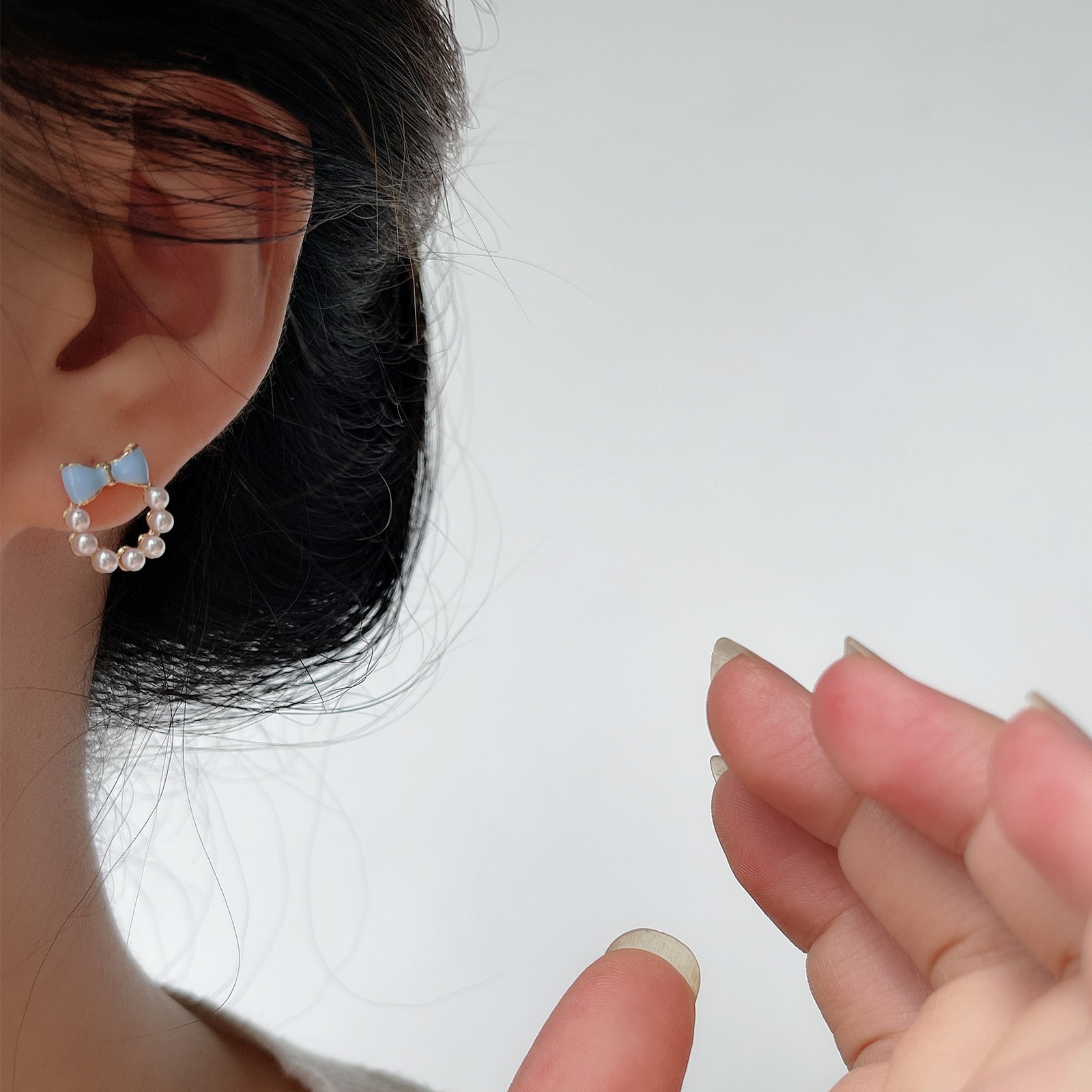 甘い青い蝶結びの真珠の耳の針の女性2023年の新型の潮のイヤリングの小さい大衆の設計感の耳の飾りの耳のクリップの女性