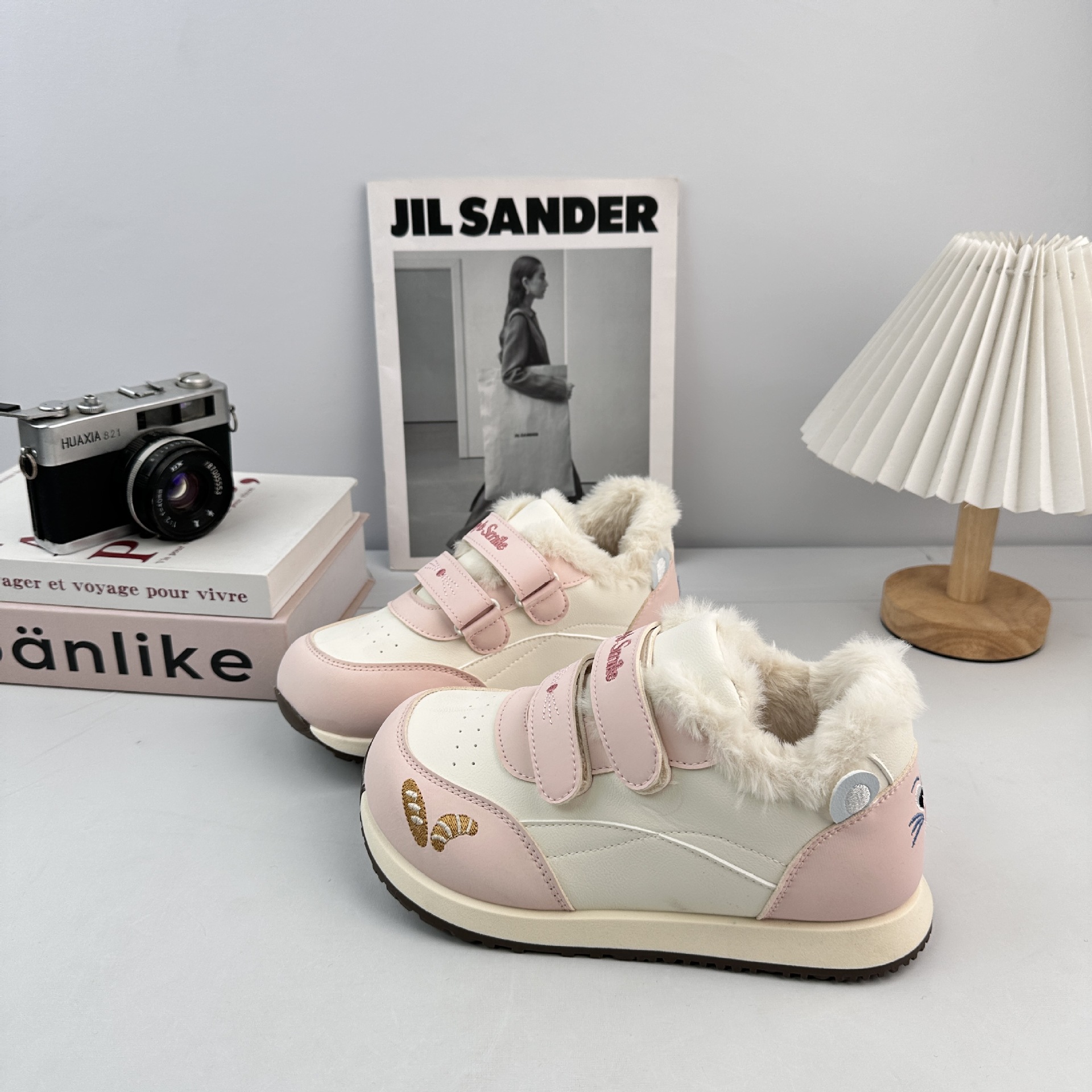 Yuanbo coreano casual y zapatos de veludo para mujeres 2025 invierno nuevo tipo de zapatos blancos con suela gruesa, zapatos de algodón casuales variados