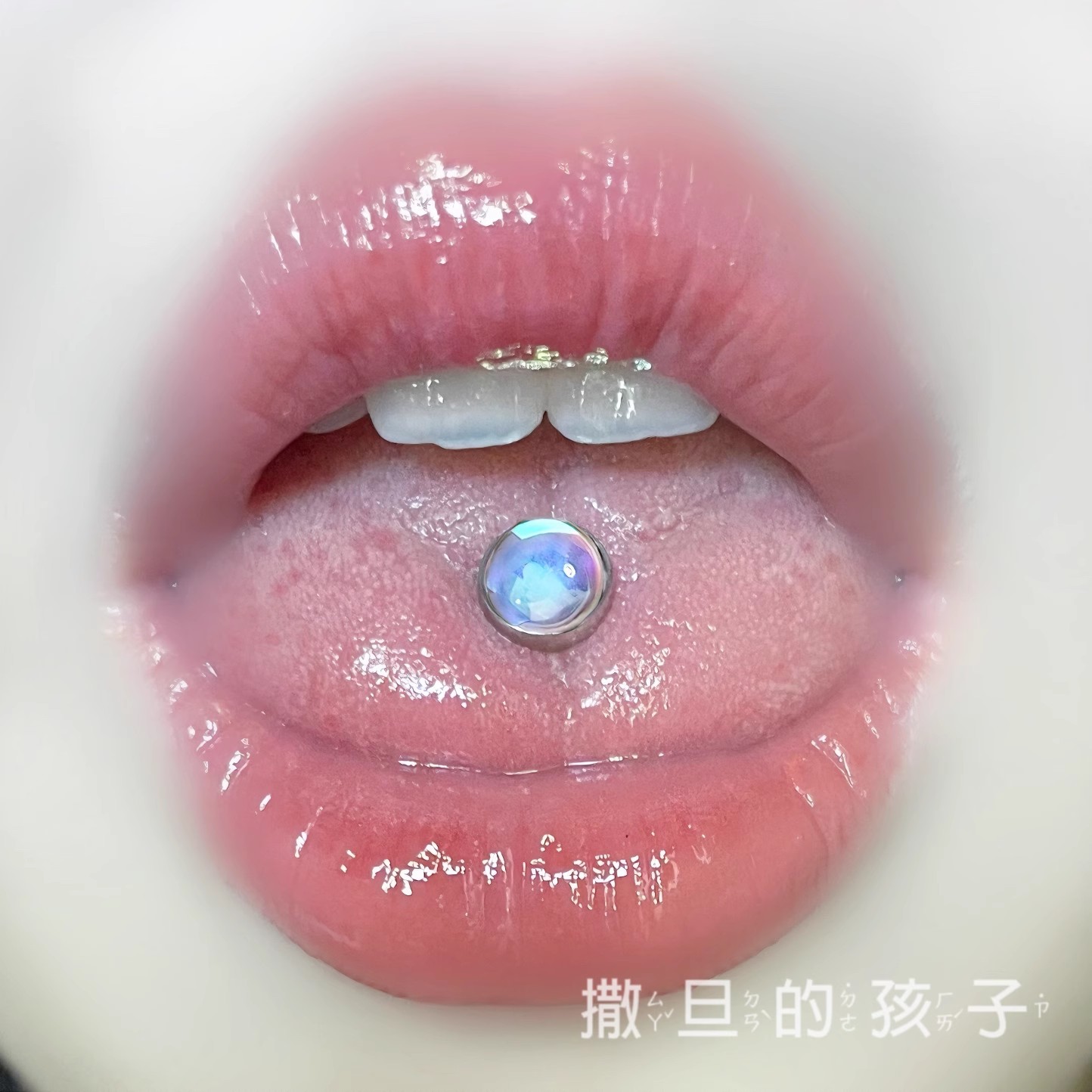 16G labret stud size and finish detail
