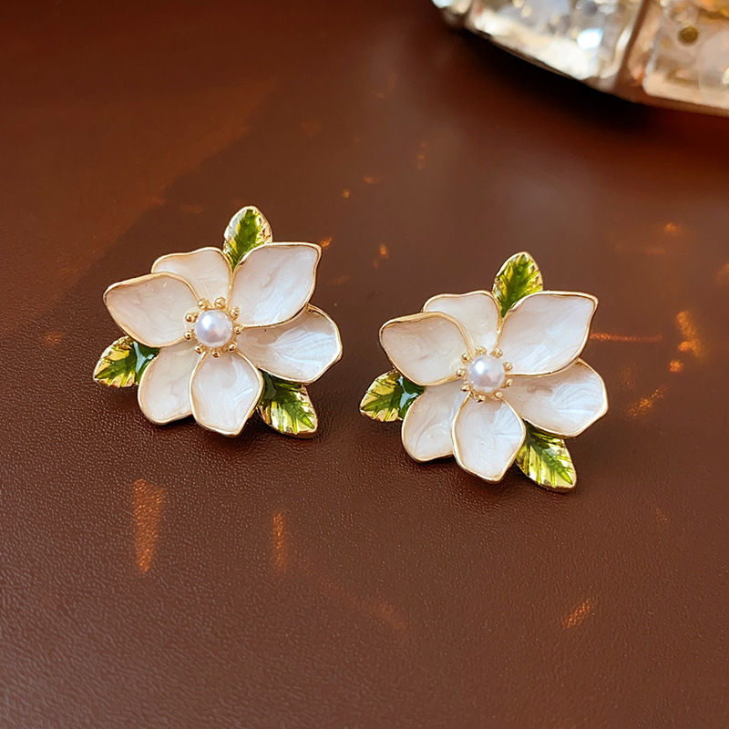 White earrings pearl, flowered