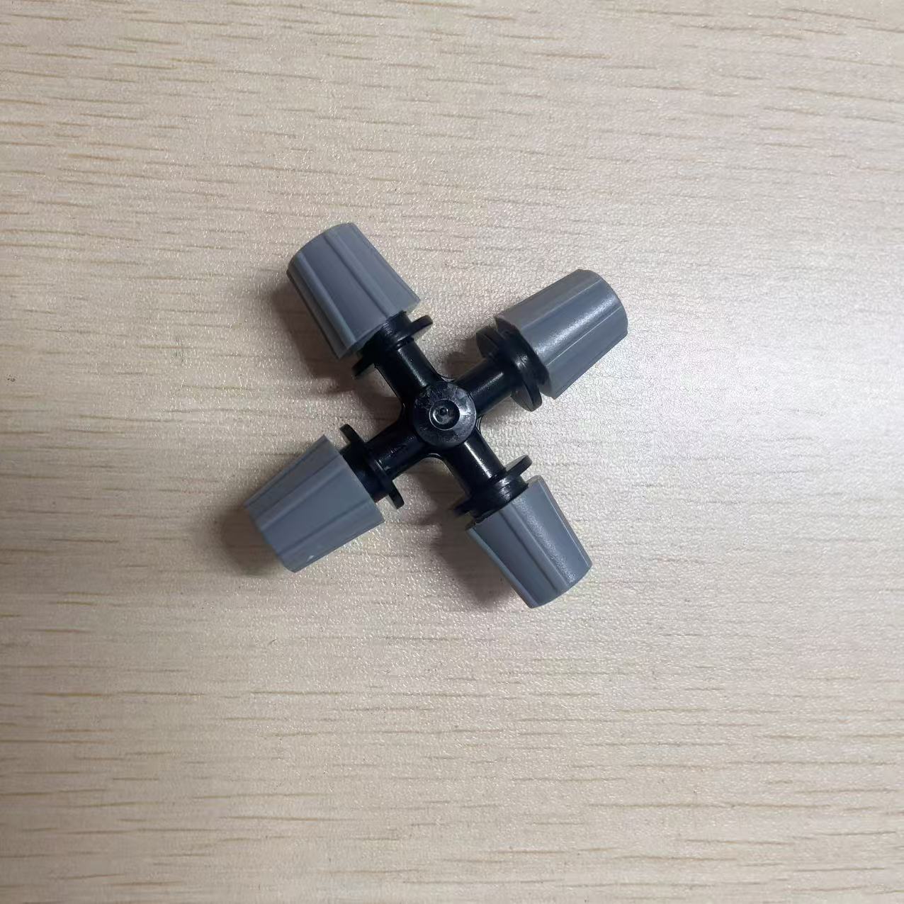 6mm gris cruz atomizador micro pulverizador cuatro salidas invernadero de cultivo de plántulas granja de techo enfriamiento y humidificación