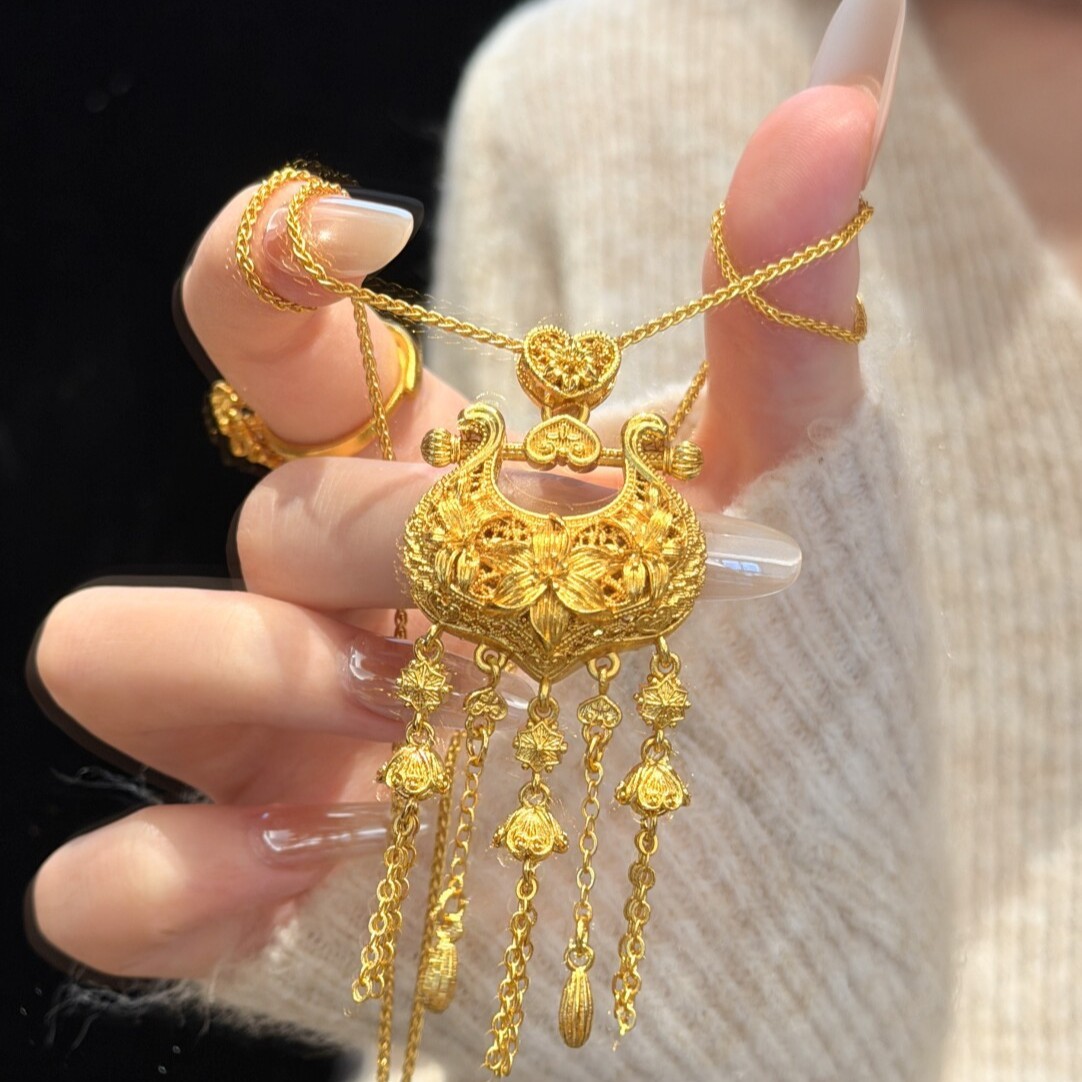 Light Luxury Palace Style Tassel Lock Bag Pendant Necklace Women's Luxury High-End Necklace Niche Personalized Design Sweater Chain
