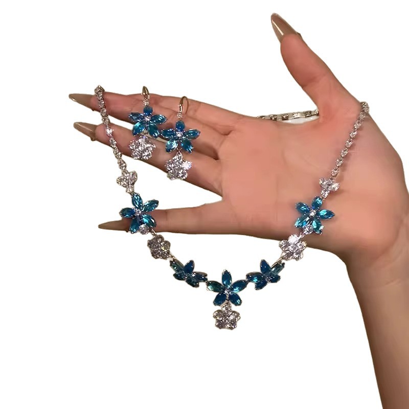 Parure collier et boucles d'oreilles fleur diamant bleu_voghion.com