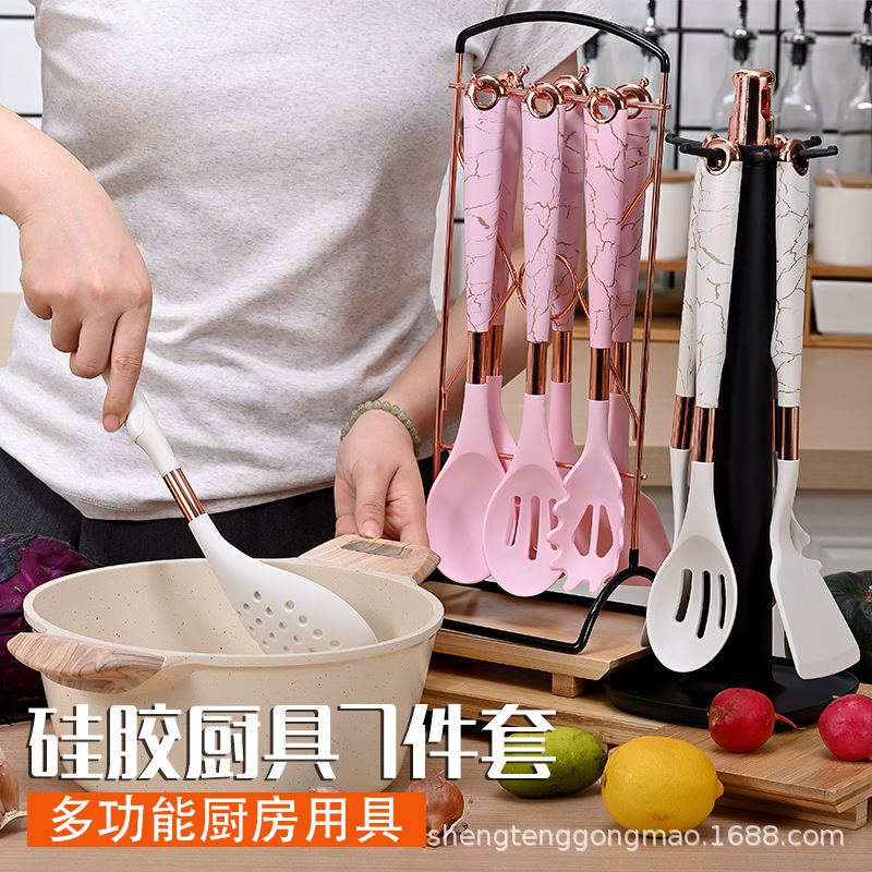 Paquete al por mayor cubierto con mango de grano de madera chapado en oro cuchara de cocina olla antiadherente pala estante de almacenamiento juego