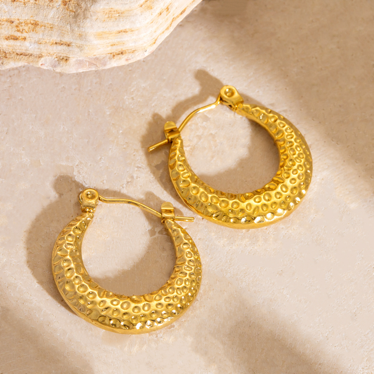 Pendientes de textura de sentido de diseño de moda europea y americana, temperamento, elementos de estrella de todo fósforo, acero de titanio, no se desvanece, fábrica al por mayor