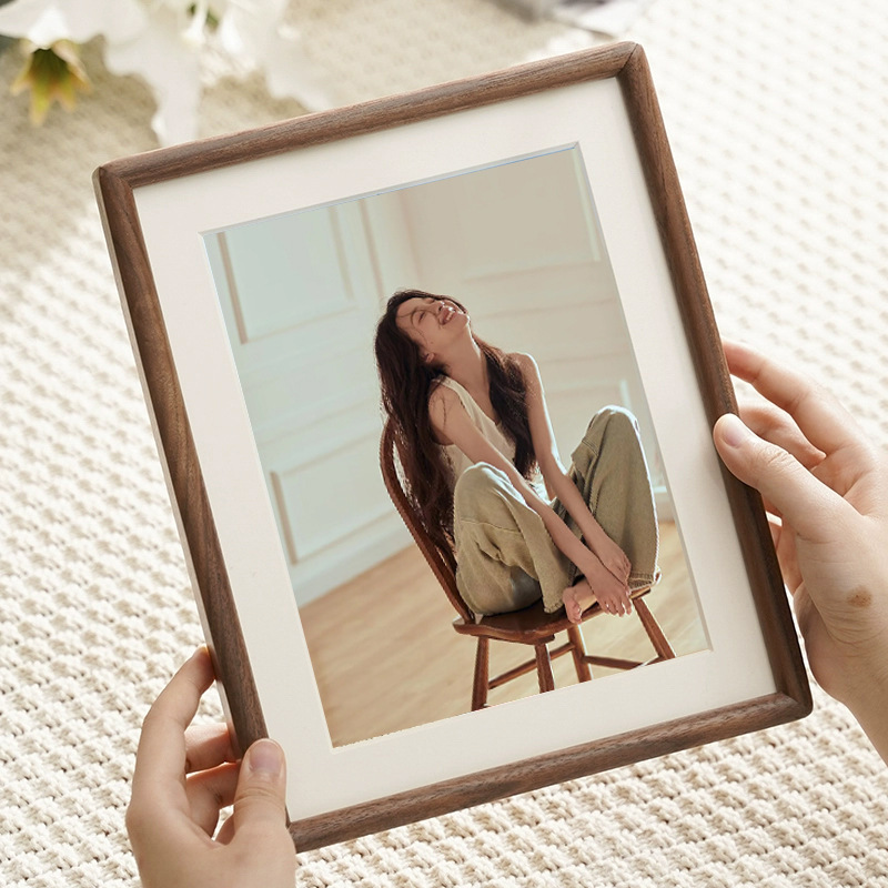 Solid Wood Mortise and Tenon Narrow-Edge Minimalist Photo Frame for Personal Portraits, Commemorative Display Stand, Wall Decoration Painting, Gift for Couples Solid Wood Mortise and Tenon Narrow-Edge Minimalist Photo Frame for Personal Portraits, Commemorative Display Stand, Wall Decoration Painting, Gift for Couples
