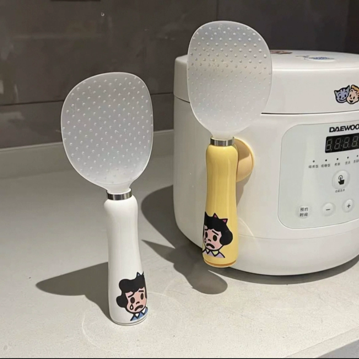 Магнитная рисовая ложка может стоять на присоске