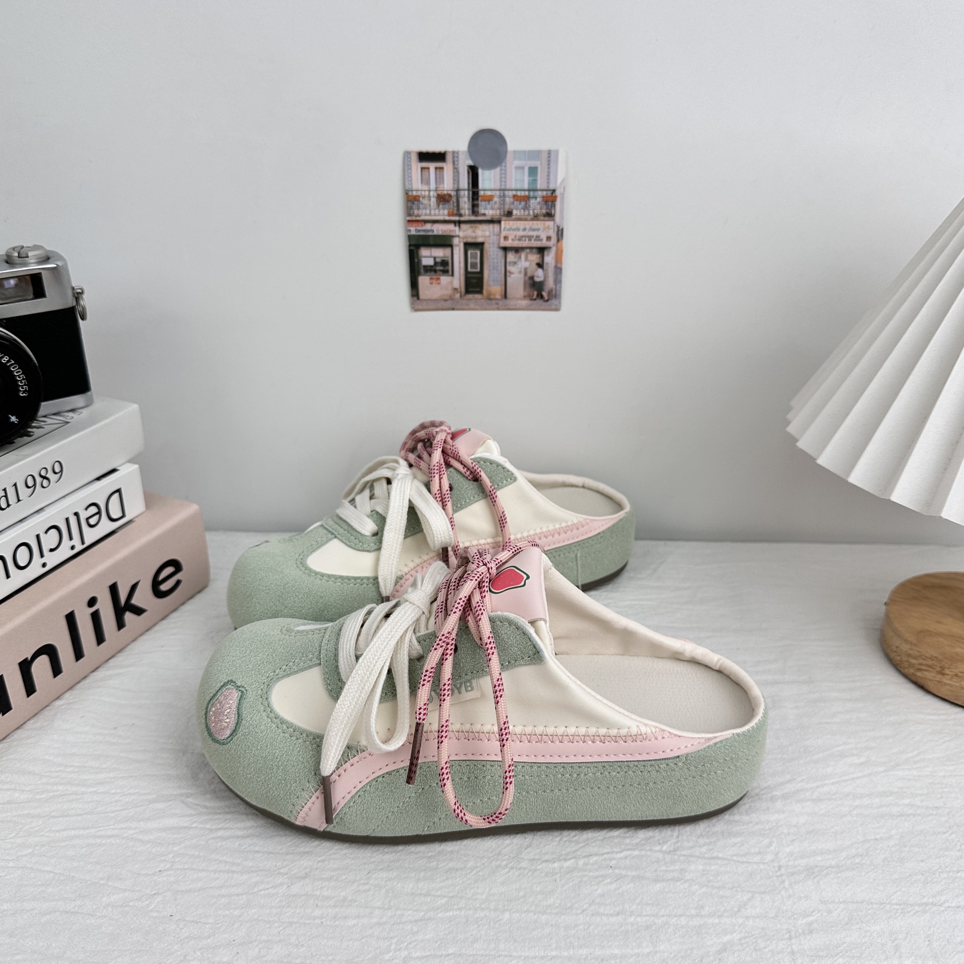 Zapatos perezosos de onda lejana para mujer 2025 nuevo estilo de un pedal y dos desgaste zapatos blancos de verano zapatillas de deporte zapatos casuales de nicho