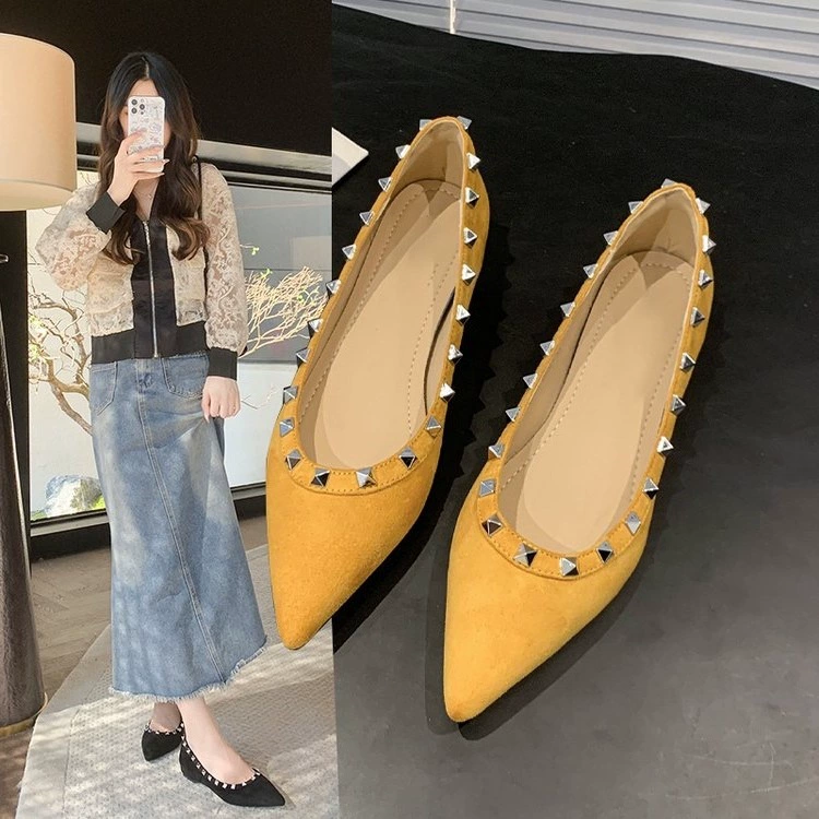 Женские летние балетки 2025 года в французском стиле с острым носком, шипами, скрытым каблуком и неглубоким вырезом.