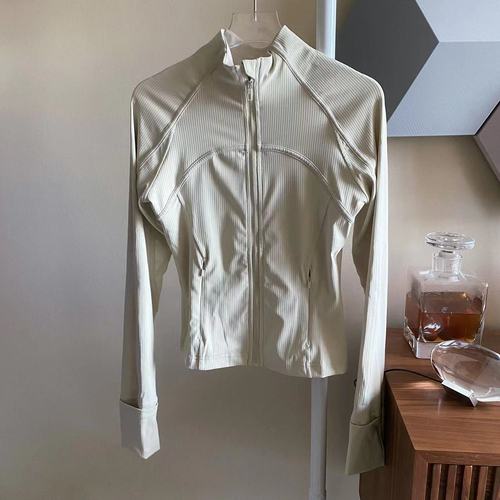 It shows off your figure too much. Threaded high-elastic yoga jacket with pockets, skin-friendly slimming fitness running jacket for women.