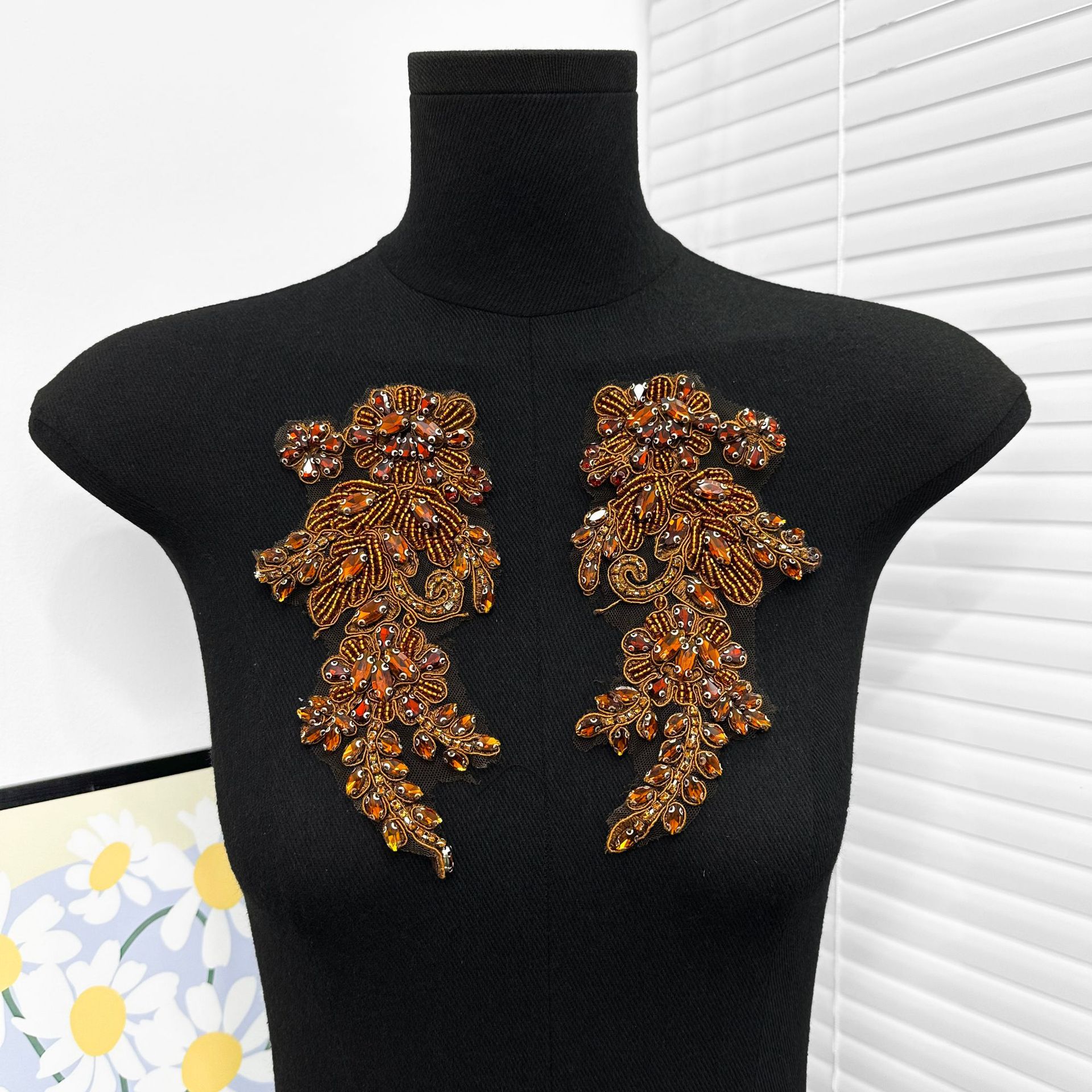 Azul tibetano de la industria pesada perlas de clavos simétricas flor decal vestido cheongsam grupo difundir ropa de baile cuello accesorios de decoración transfronterizos