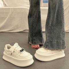 人気の厚底プラットフォーム白靴、女性用多用途ニッチスニーカー、2025年初春新作、身長を伸ばすカジュアルスポーツシューズ