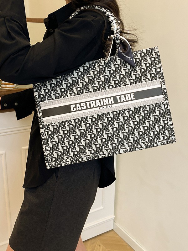 Bolso de gran capacidad para mujeres 2025 nueva moda transfronteriza letras bordadas bolso de mano bolso de mano bolso de brazo de hombro universal