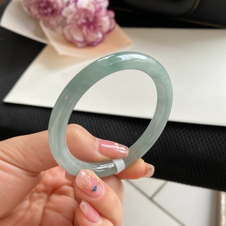 Vòng tay ngọc bích tự nhiên Miến Điện A màu xanh nhạt dáng tròn đẹp chi tiết 4