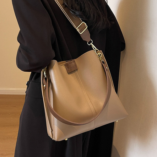The 2024 New Fashion Autumn Versatile Wide Strap Single Shoulder Crossbody Bucket Bag for Women with Large Capacity
