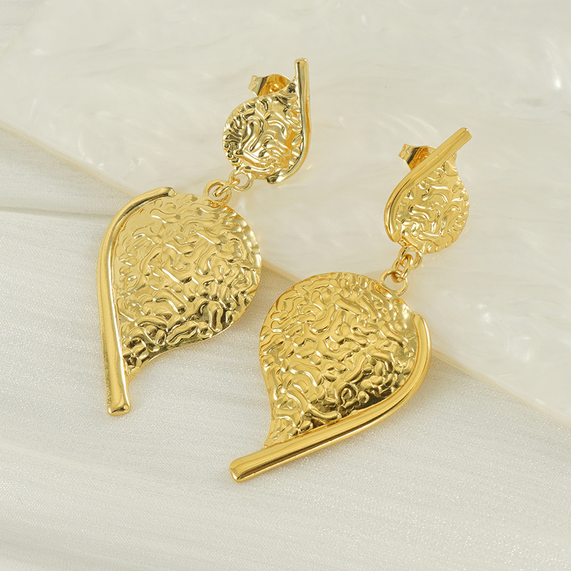 Pendientes irregulares de amor en relieve francés europeo y americano de nuevo estilo Pendientes de moda de textura de acero inoxidable de oro de 18 quilates al por mayor