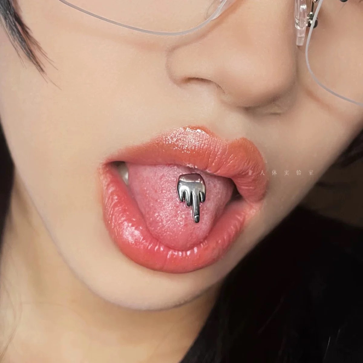 Tongue Ring External Thread Titanium Steel Vertical Middle Finger Punk Disco Tongue Piercing Jewelry detail image 2