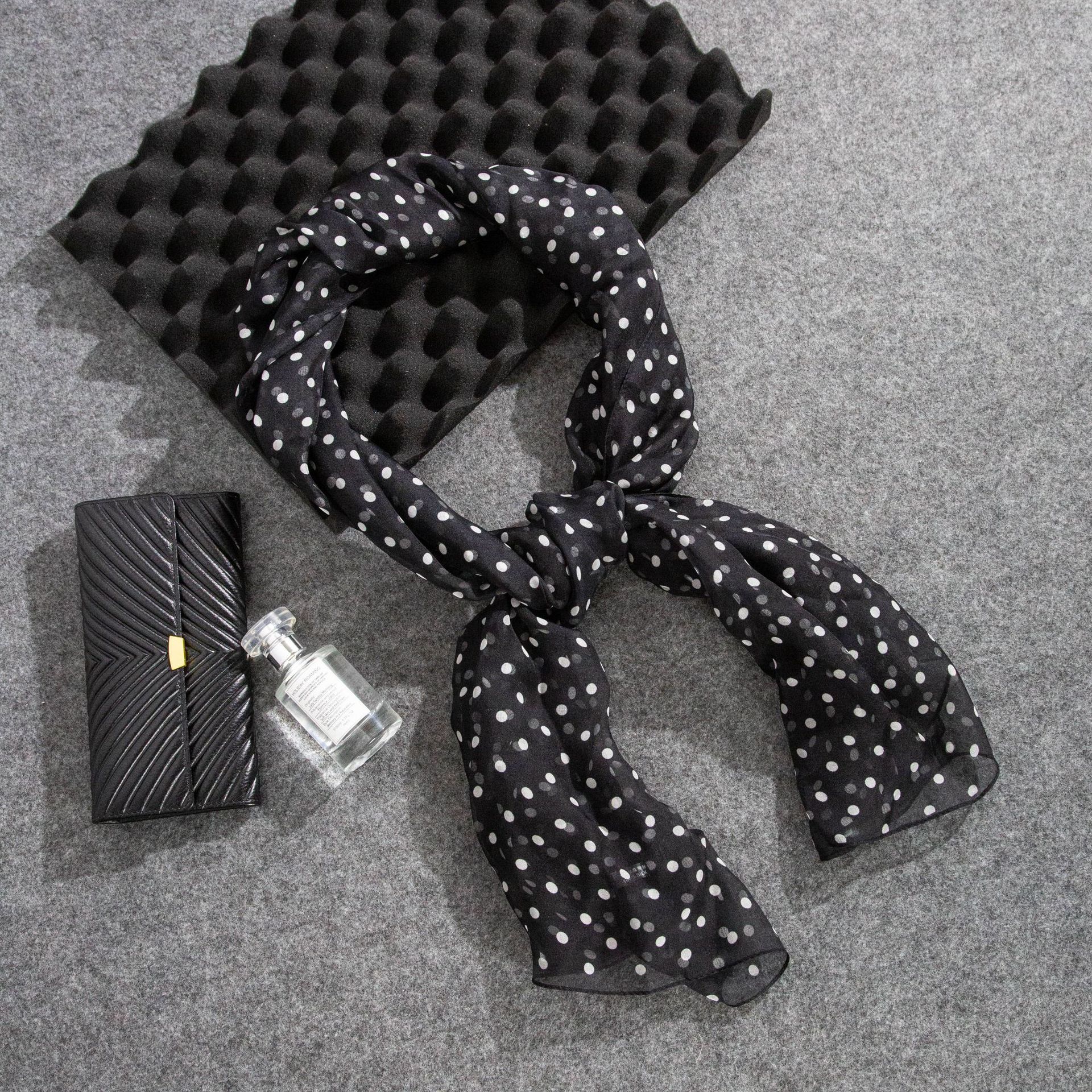 Cachecol de seda preto e branco às bolinhas estilo francês_voghion.com