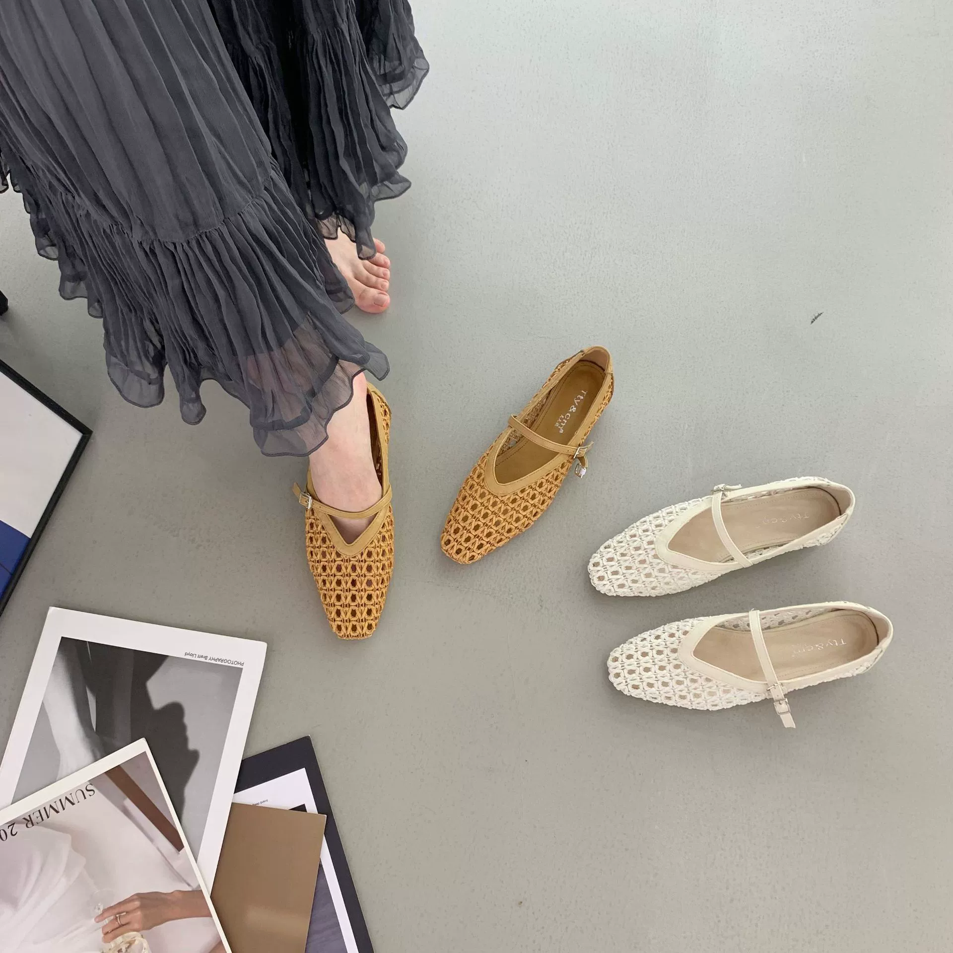 Женские летние босоножки 2025 года, плоские, полые, плетеные, с неглубоким вырезом, дышащие, универсальные, на мягкой подошве.