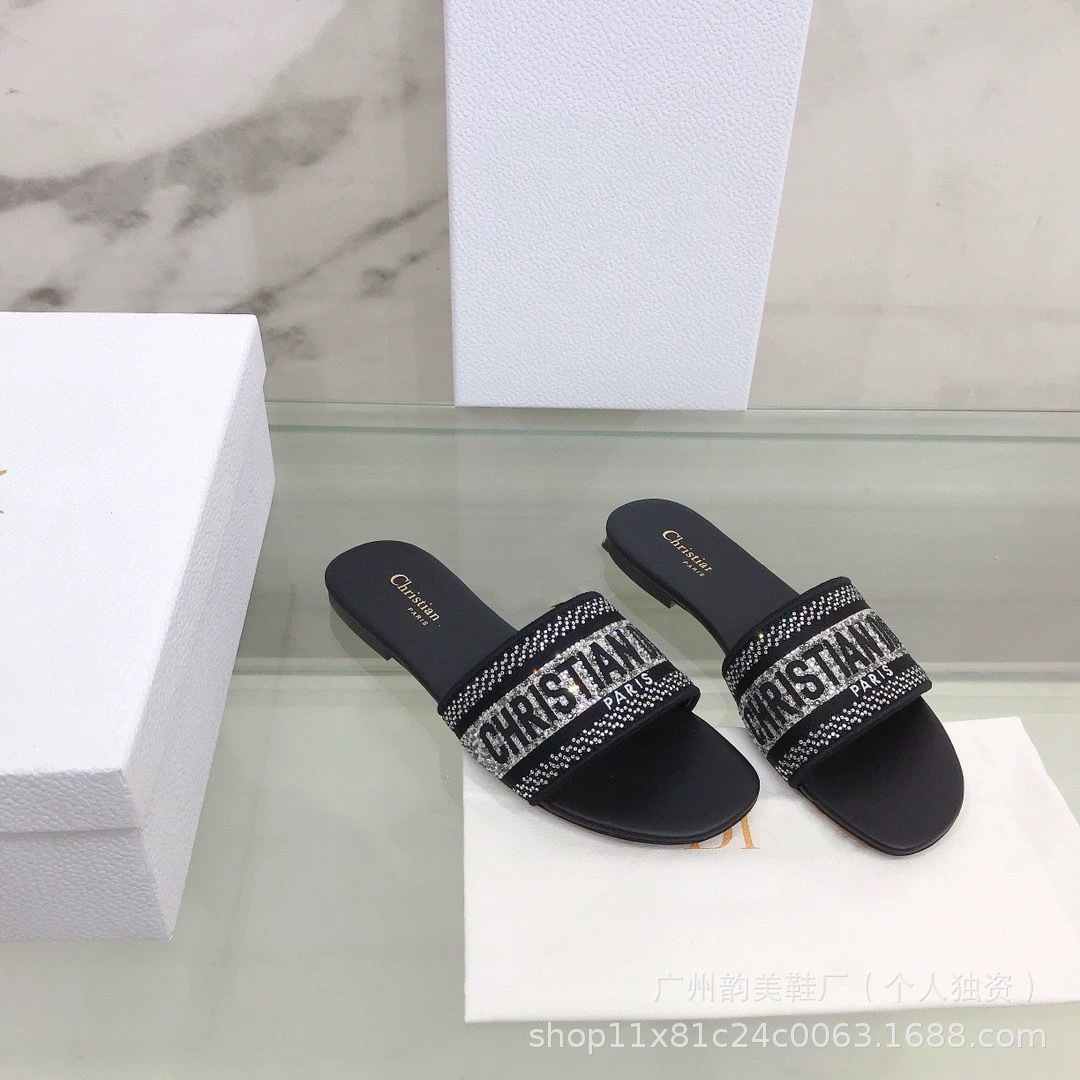 2025 verano D casa pantuflas bordadas mujeres que usan ropa exterior celebridad de Internet playa piel de oveja con zapatillas de diamantes de imitación de tacón medio mujeres