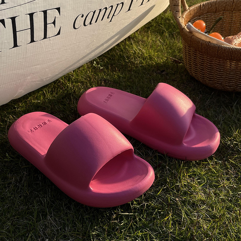 Zapatillas mujer transpirable fondo grueso y suave eva hogar interior antideslizante y desodorante ropa exterior de baño verano sandalias y zapatillas de hombre al por mayor