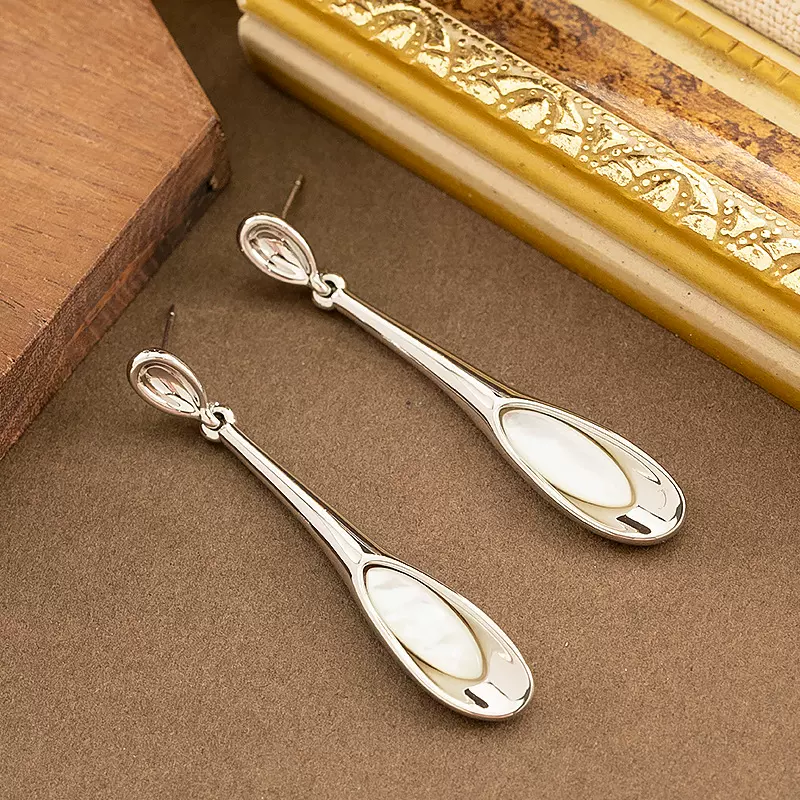 18K真金电镀简约大气欧美风天然白贝耳环小众高级感显脸瘦耳饰女