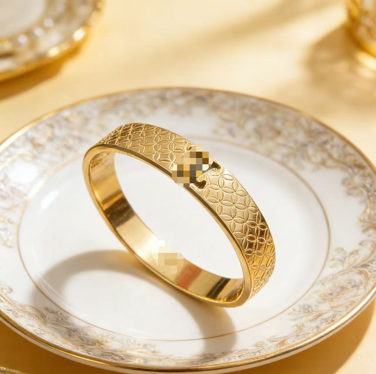 2025 新しいヨーロッパとアメリカのビッグブランドチタン鋼ブレスレット非退色ステンレス鋼ブレスレットバックルオープニングハンドジュエリー卸売