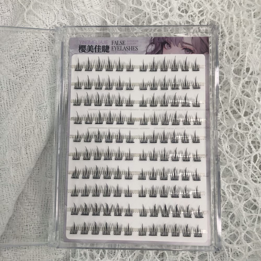 Los viejos clientes disfrutan exclusivamente de flores de sol sin pegamento clásicas de moda ampliando las raíces de ambos ojos con pestañas falsas de simulación segmentadas claras.