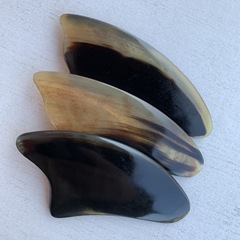牛角刮痧板黑花羊角三角片刮痧片美容片景區地攤廠家批發牛角梳子