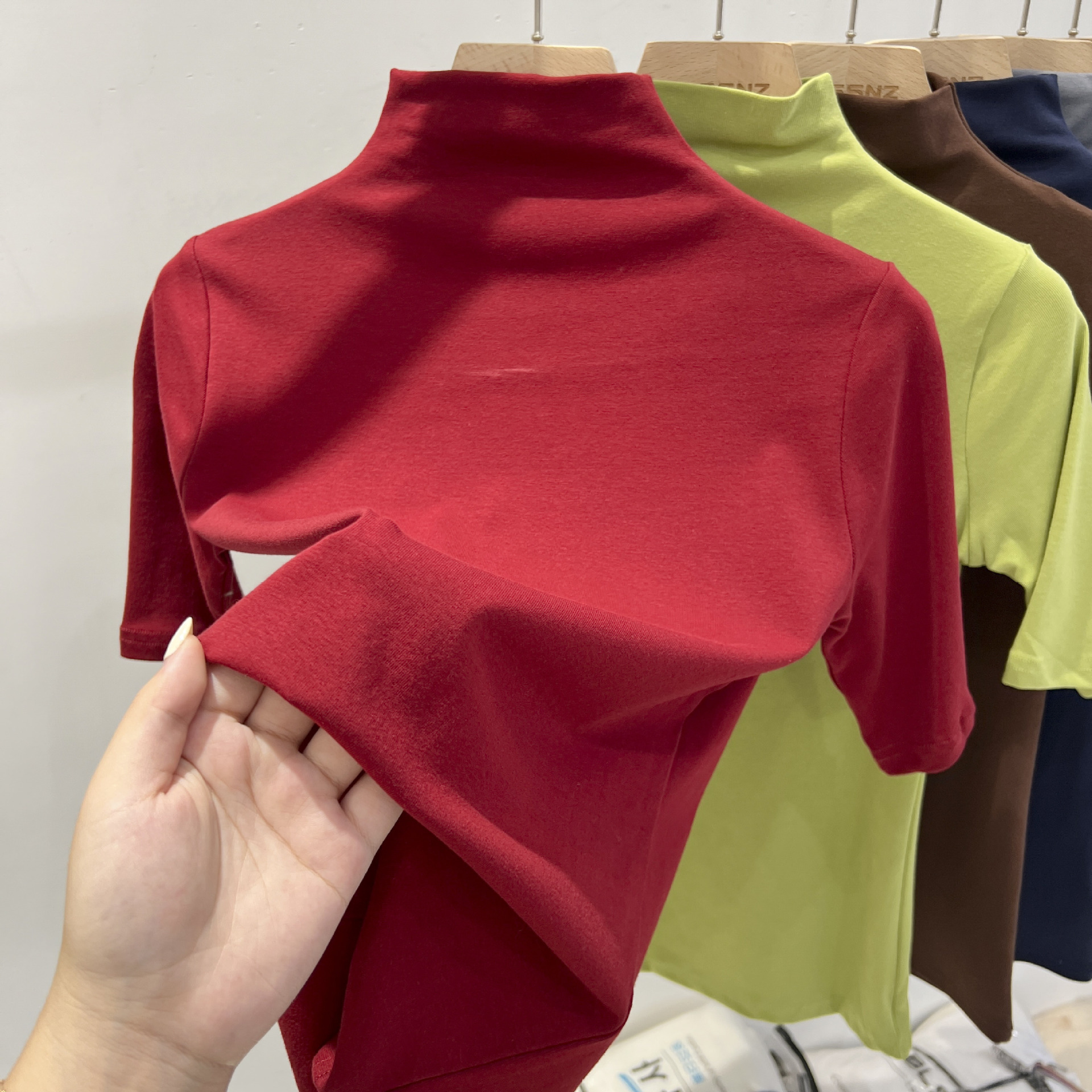 Camiseta legging de cuello medio alto para mujeres 2025 primavera nueva moda exterior delgada camiseta interior se puede usar camisa de manga corta