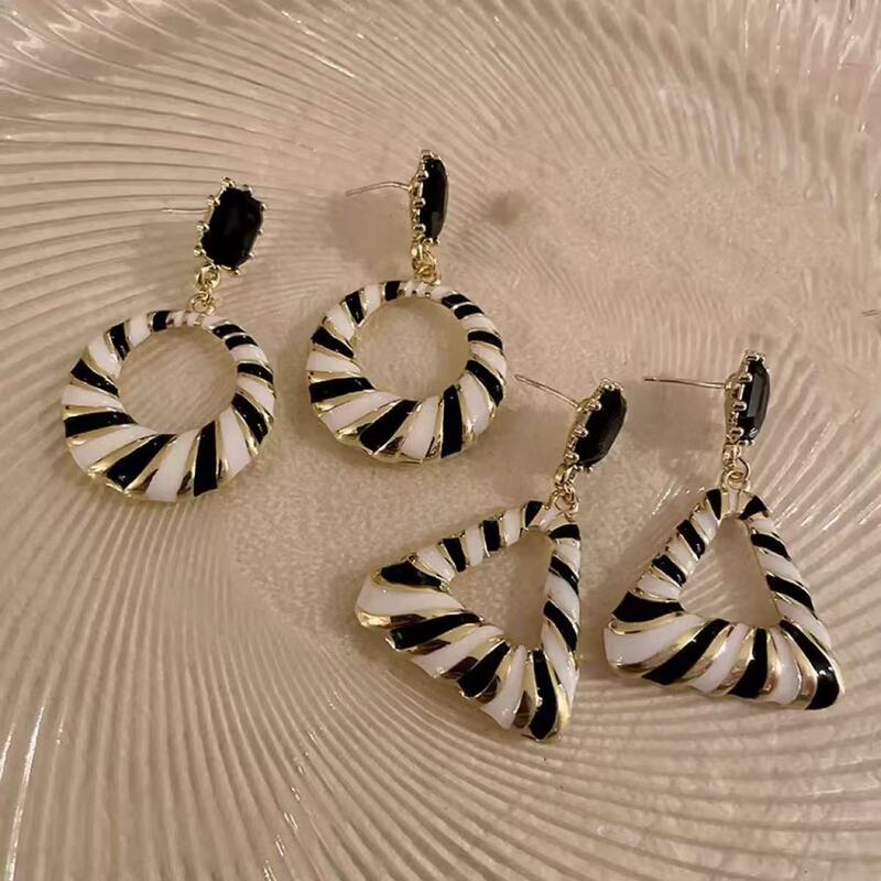 Cross-Border E-Commerce Black and White Striped Earrings for Women, Fashionable Retro Exaggerated Circle Earrings, European and American Style, New Versatile Earrings Cross-Border E-Commerce Black and White Striped Earrings for Women, Fashionable Retro Exaggerated Circle Earrings, European and American Style, New Versatile Earrings