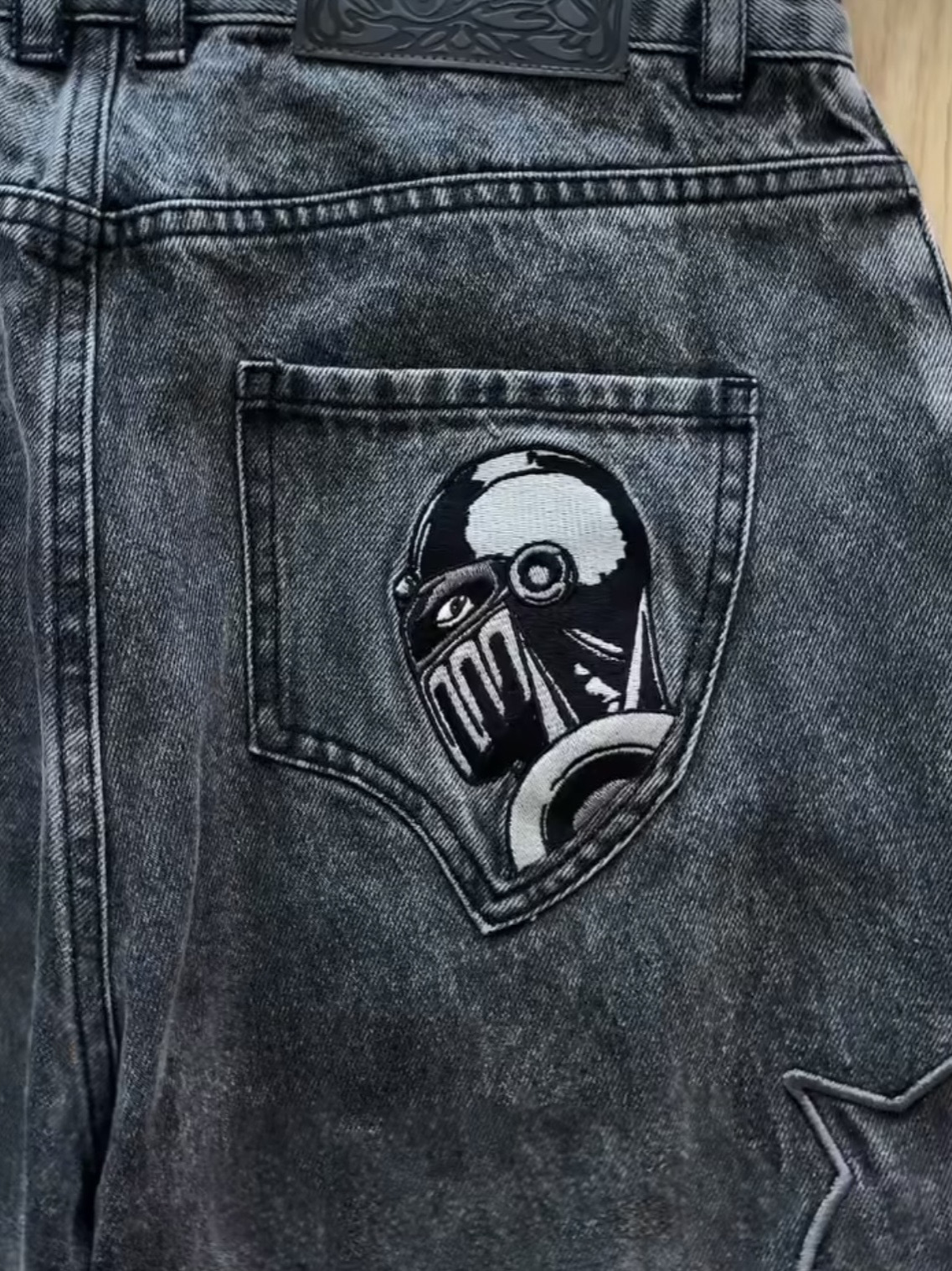 Europa y los Estados Unidos dibujos animados bordados transfronterizos jeans masculinos y femeninos Harajuku retro hacer viejos pantalones de tendencia universal