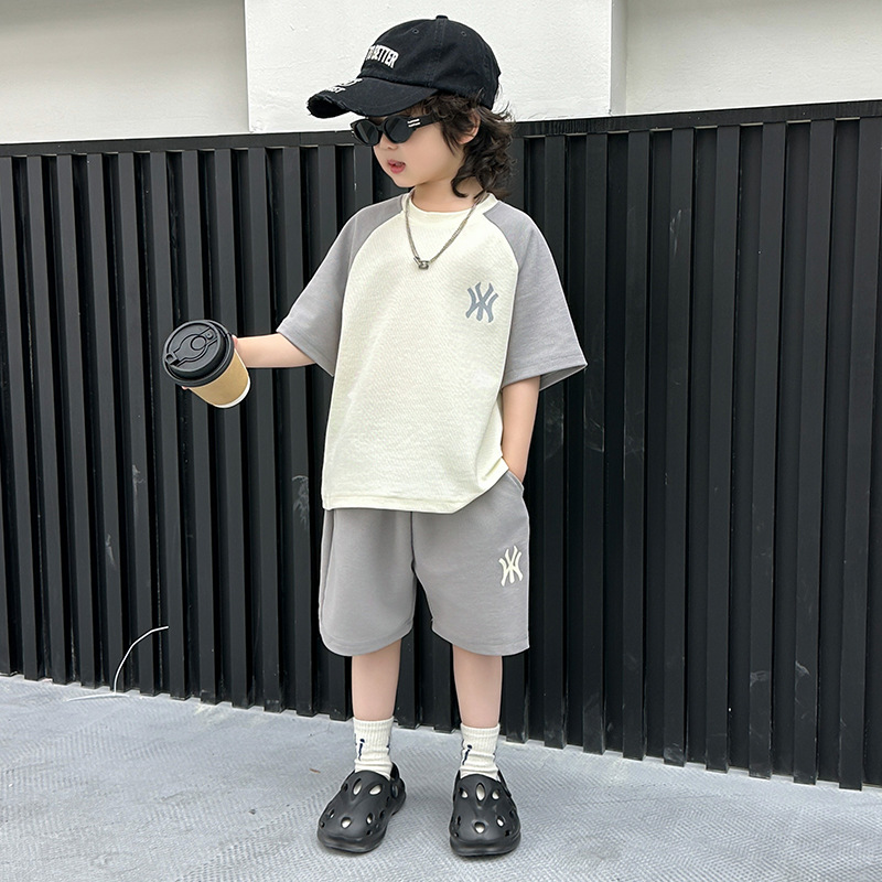 7487 Traje de verano para niños 2025 Nueva camiseta de manga corta a juego de colores de celebridades de Internet para niños Verano deportivo de dos piezas Verano