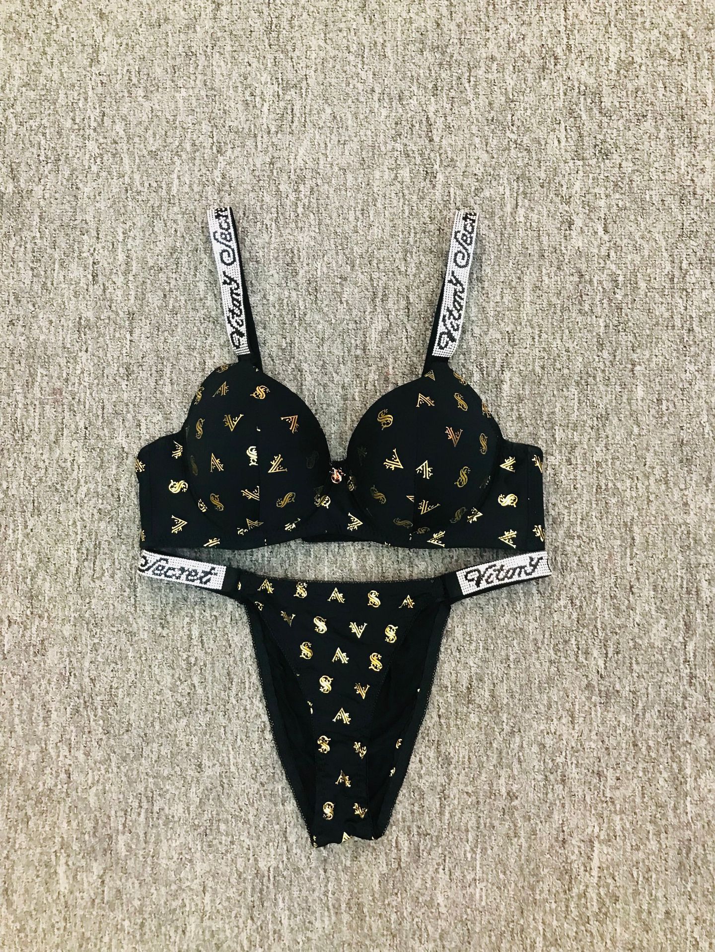 검은색