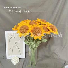 ひまわりの手編みの完成品の卸売りの手の花の毛糸の花の教師の日の贈り物は露店を出して人に贈り物を送ります。