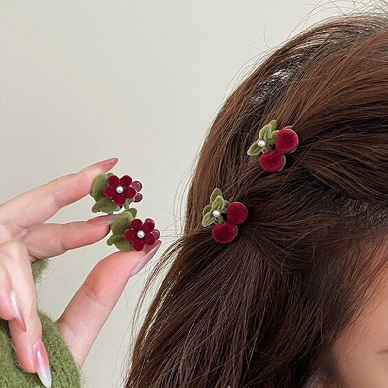 Ötvözetből készült kis cseresznye színű hajtű fejdísz, frufru klipsz, kis virág, gyöngyös kis hajcsat, hajkiegészítők, hajtű oldalsó klipsz, törött hajtű_voghion.com