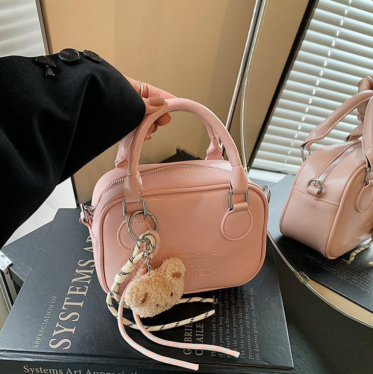 Tendencia nicho bolso de bolos de mano para mujeres 2025 nuevo estilo extranjero bolso de hombro universal bolso de moda de alta calidad