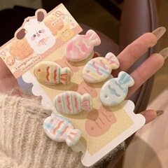 少女クリーム色のキャンディー色がかわいい鯛の小魚のヘアピンが甘いins前髪のカートゥーンを挟んでいます。