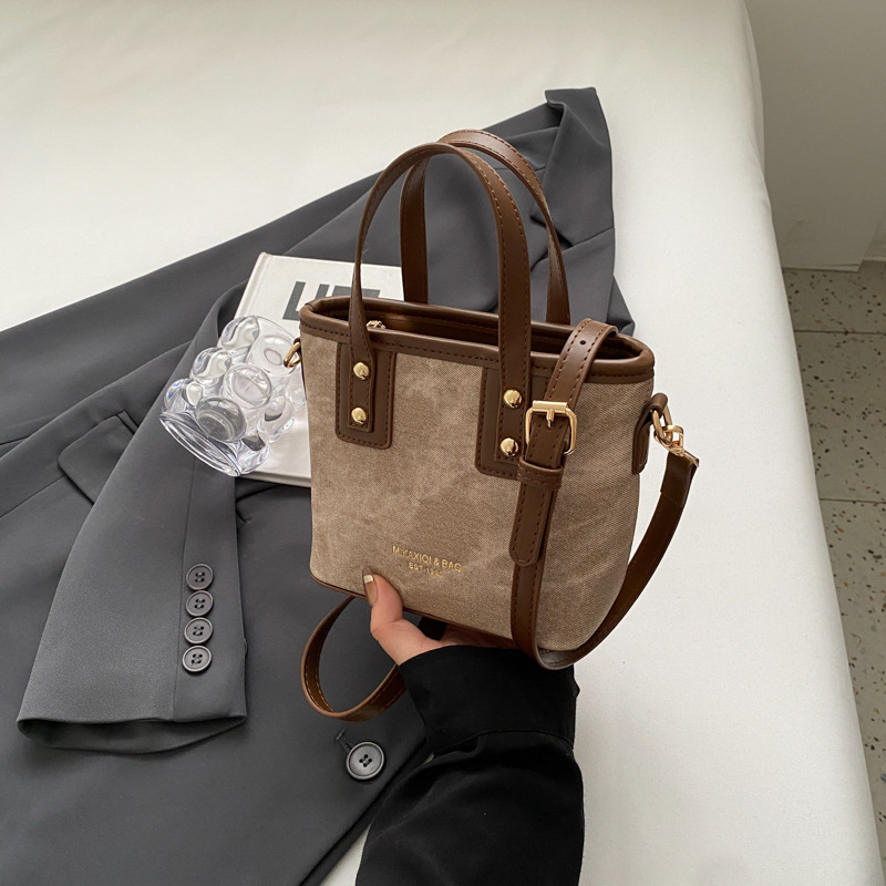 Mochila de alta textura de marea 2024 nuevo estilo versátil retro mochila de hombro de moda portátil bolso de cubo mujer