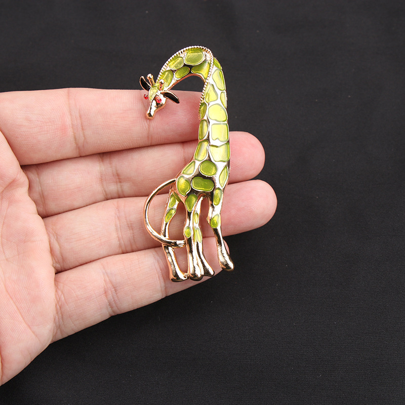 European and American Hot-Selling Giraffe Brooch, Fashionable and Versatile Animal Brooch, Diamond-Encrusted Enamel Pin Accessories, Ready for Sale