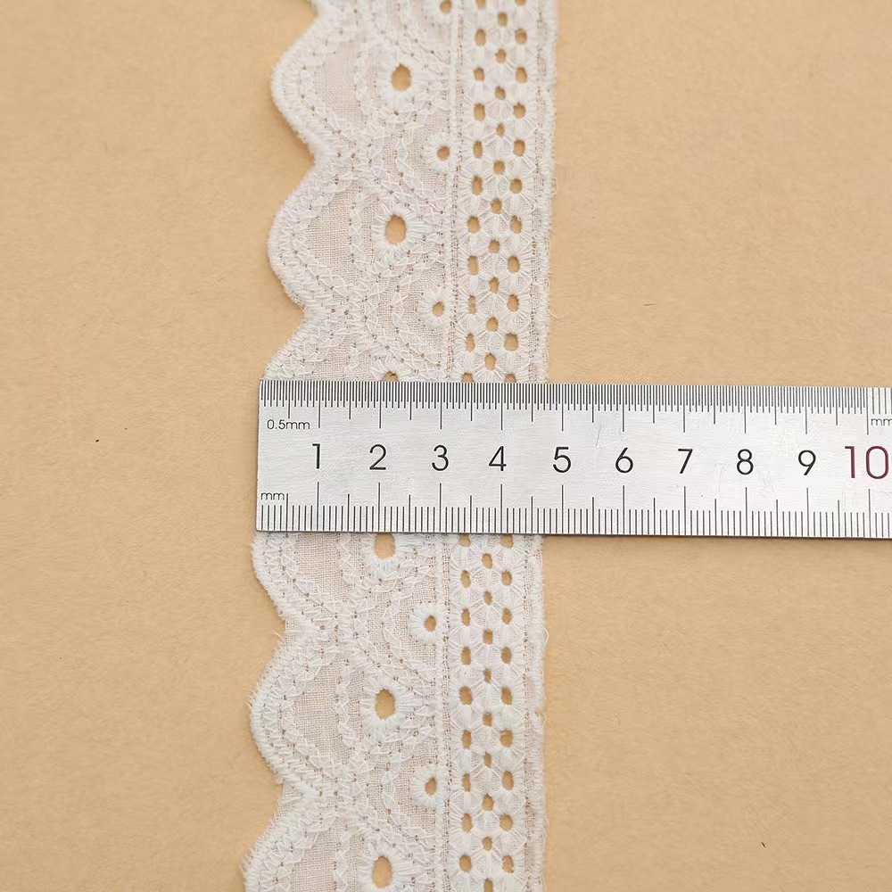 ダブルロックの綿の布のレースの補助材料は透かし彫りの刺繍のレースのファッション的な流行のスカートの服のウェディングドレスの補助材料です。