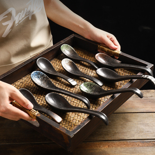 Japanese and Korean ceramic spoons, creative Japanese-style large spoons, hotel restaurant cooking tableware, long-handled ramen soup spoons
