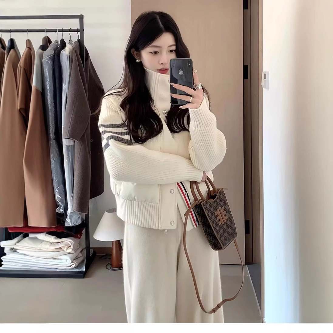 Chanel-Style High-End Fashionable Short down Jacket for Women, New Winter Model with Three-Stripe Knit Sleeves