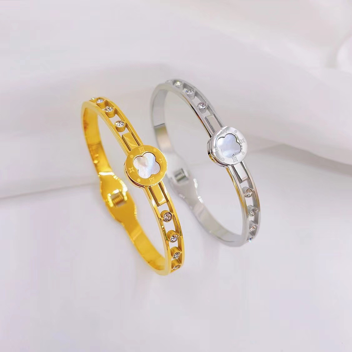 En stock fábrica directa Transfronteriza Popular electrochapado 18K pulsera de acero de titanio femenina personalidad no se desvanece moda nicho moda