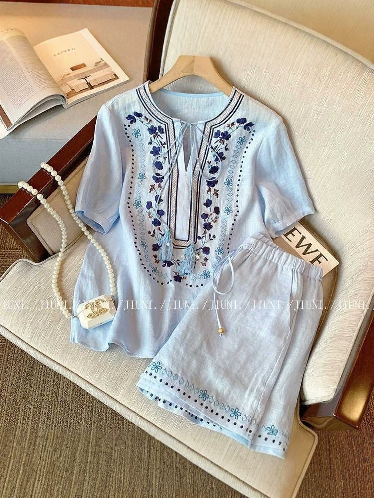 Bộ áo sơ mi xanh họa tiết hoa nhí kết hợp quần short rộng — Bộ màu xanh nhạt