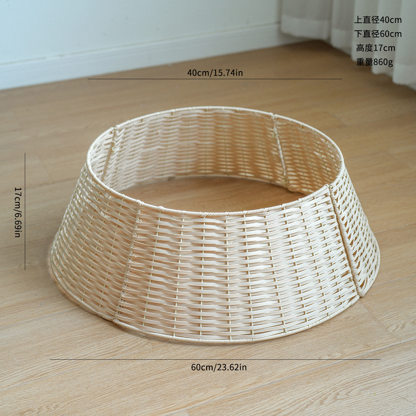 Árbol de Navidad cerca del árbol de Navidad cerca de la base del árbol cesta tejida a mano adornos navideños al por mayor