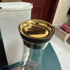 メーカーは金色の蓋を卸売りして、手で1000ミリリットルの水筒の高ホウ素シリコンガラスの水筒を作って厚くした