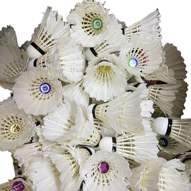 80% nueva pelota de práctica de juego de pelota genuina de bádminton frontal 1 liquidación 12 barriles de entrenamiento de enseñanza pelota de entrenamiento de segunda mano barata