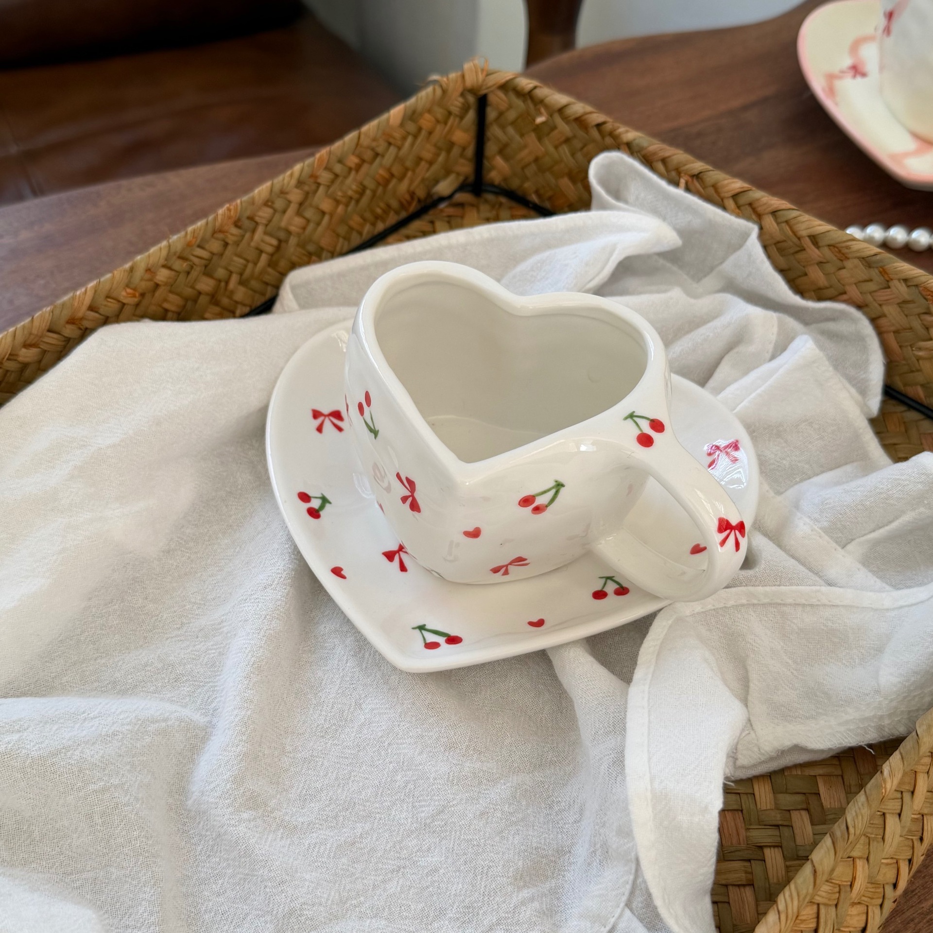 Estilo coreano inswind pintado a mano amor cerámica tazas y platos mano empujada irregular taza de café en forma de corazón plato de mesa de la tarde plato de taza